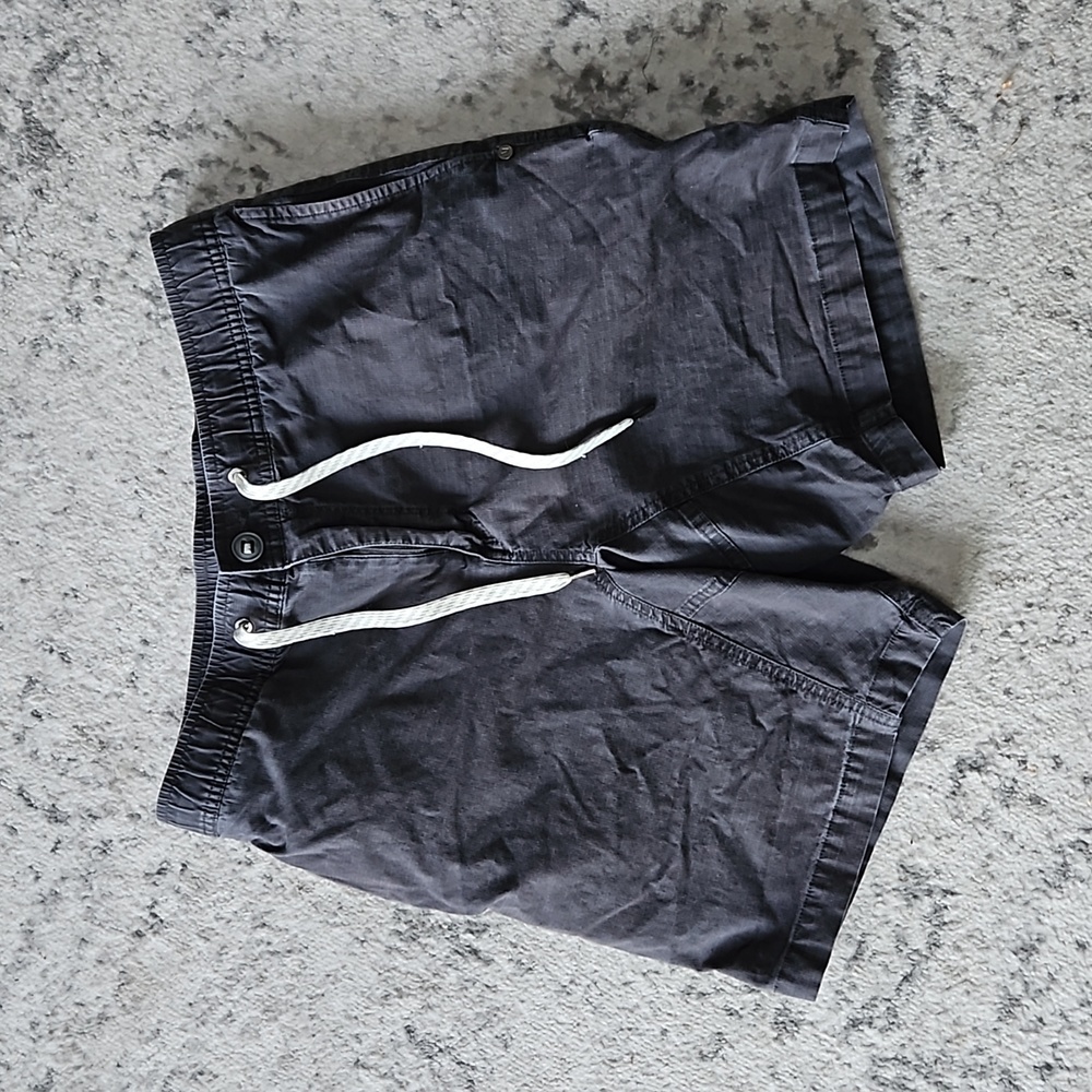 Vuori elastic tie waist multi pocket men's short charcoal gray *see measurements